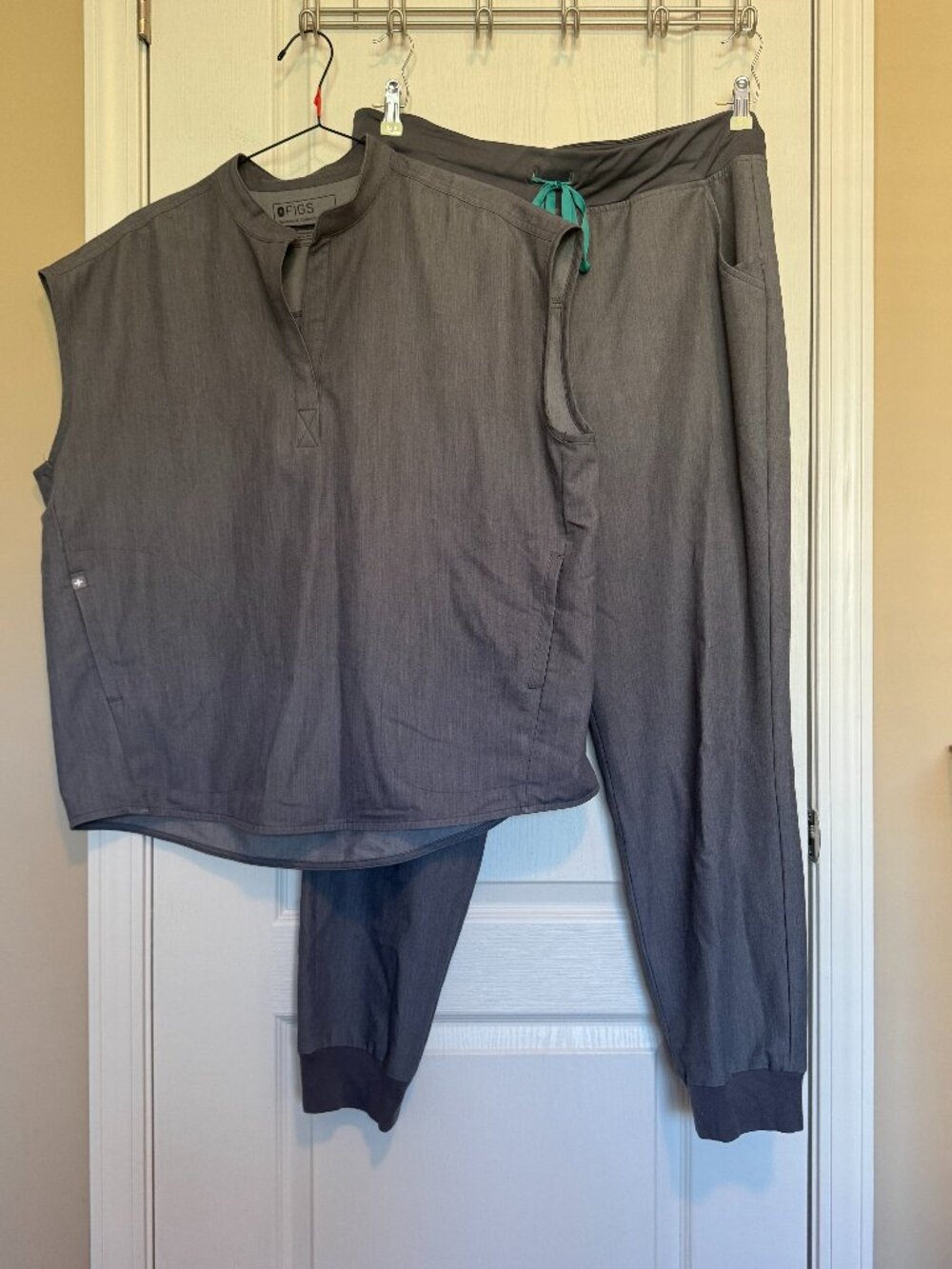 FIGS Tech Collection Heather Gray Scrub Set Sleeveless Top L / Jogger Pants XL